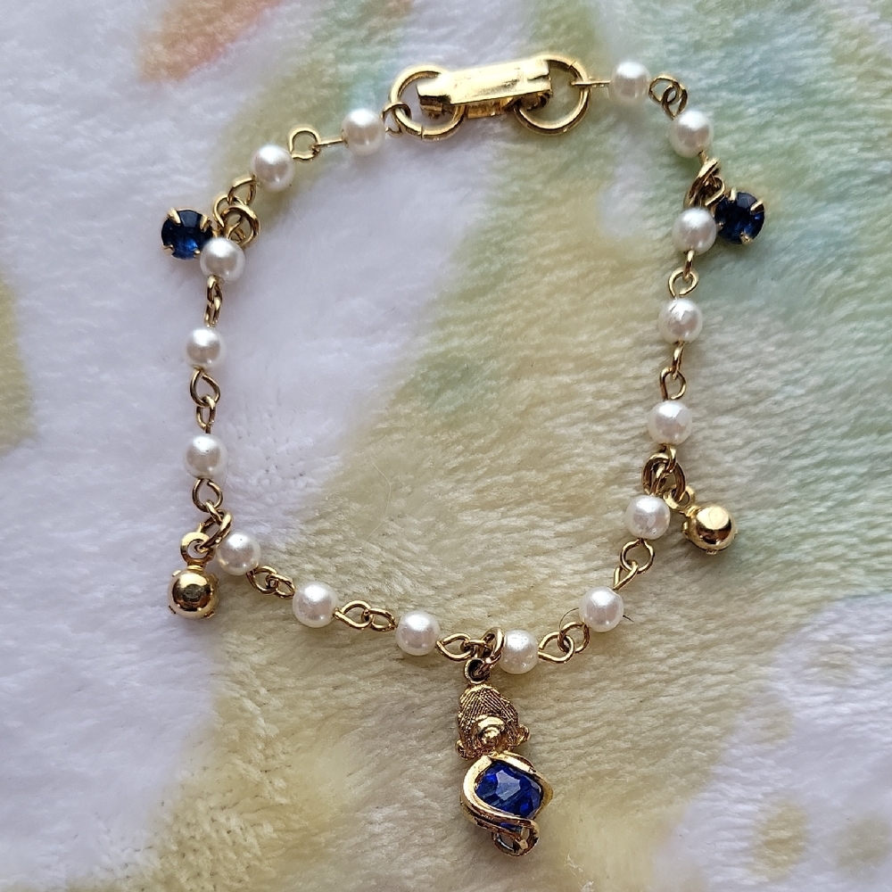 Elegant Gold and Pearl Bracelet